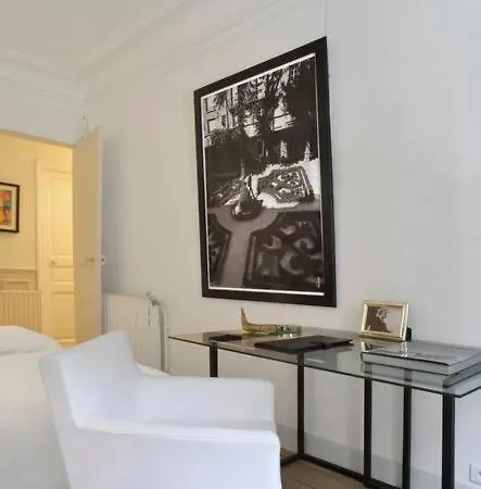 Eiffel Apartment