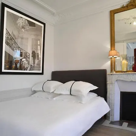 Eiffel Apartment