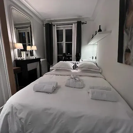 Eiffel Apartment