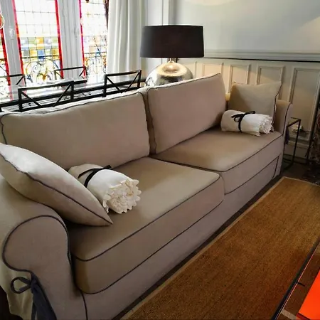 Eiffel Apartment