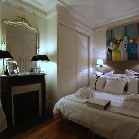 Eiffel Apartment Paris