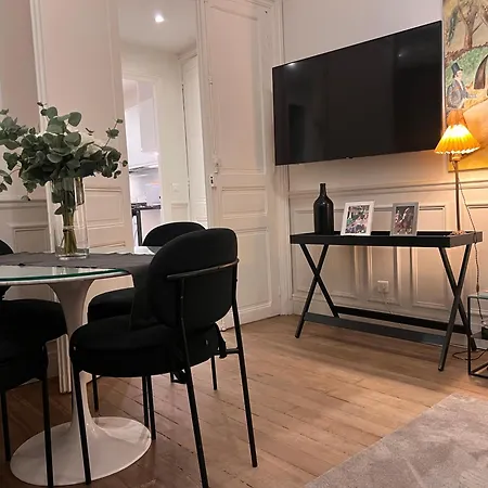 Eiffel Apartment Paris