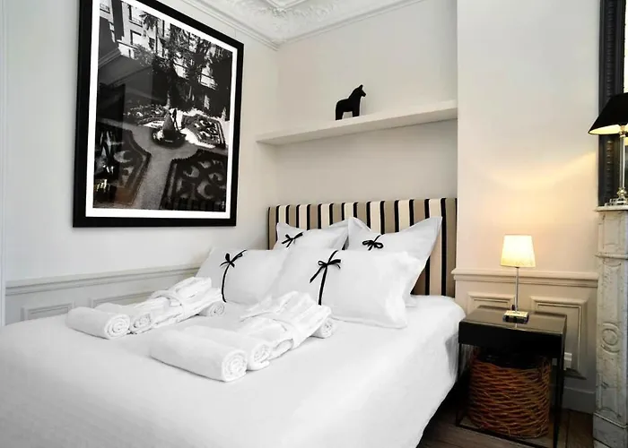 Eiffel Apartment